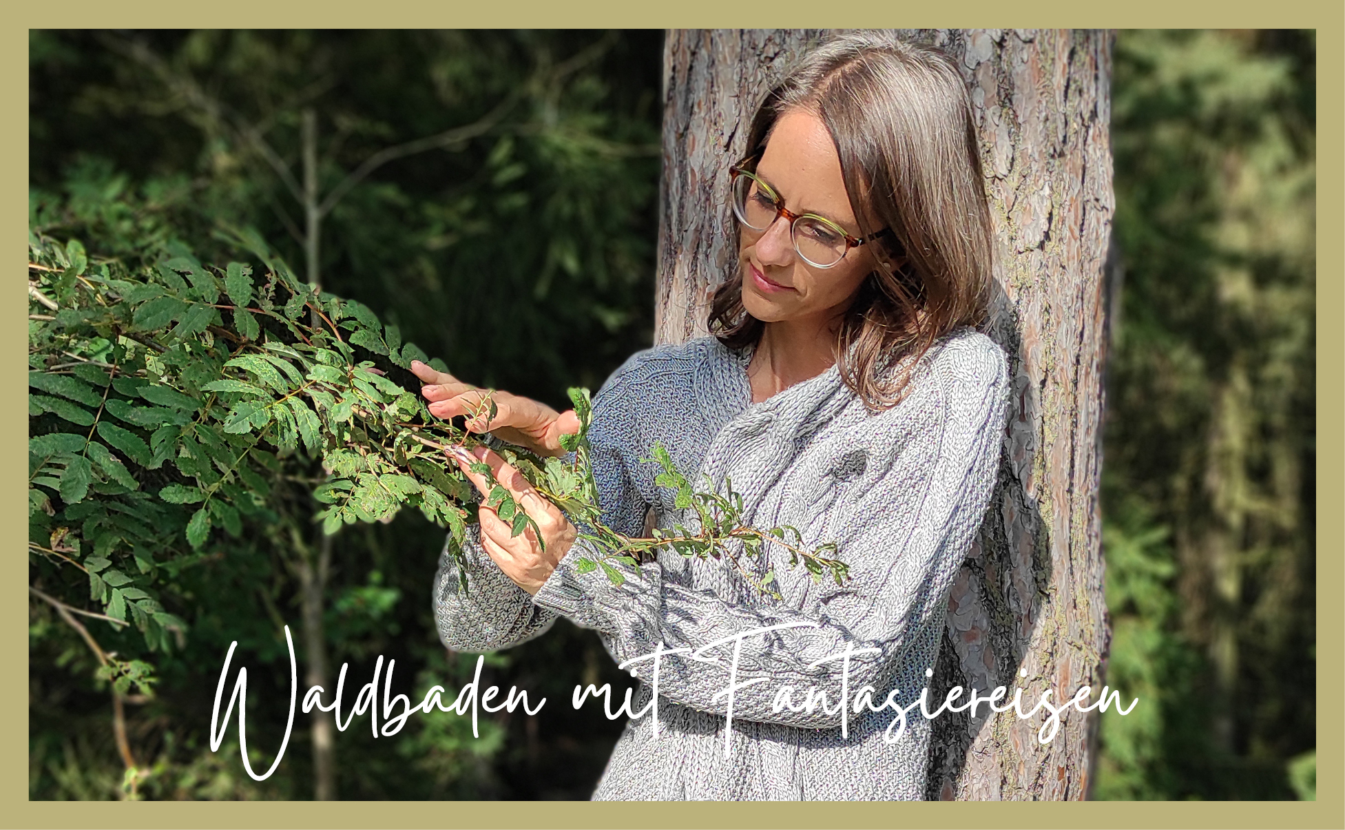 Katrin Sommer, die Waldbadenkursleiterin streicht über Blätter, die an einem Ast hängen.