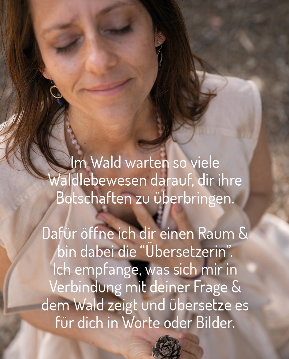 Waldbotschaft Katrin Sommer Eine Frau hat die Augen geschlossen, lächelt, hat eine Hand auf ihr Herz gelegt und in der anderen Hand hält sie einen Kiefernzapfen.