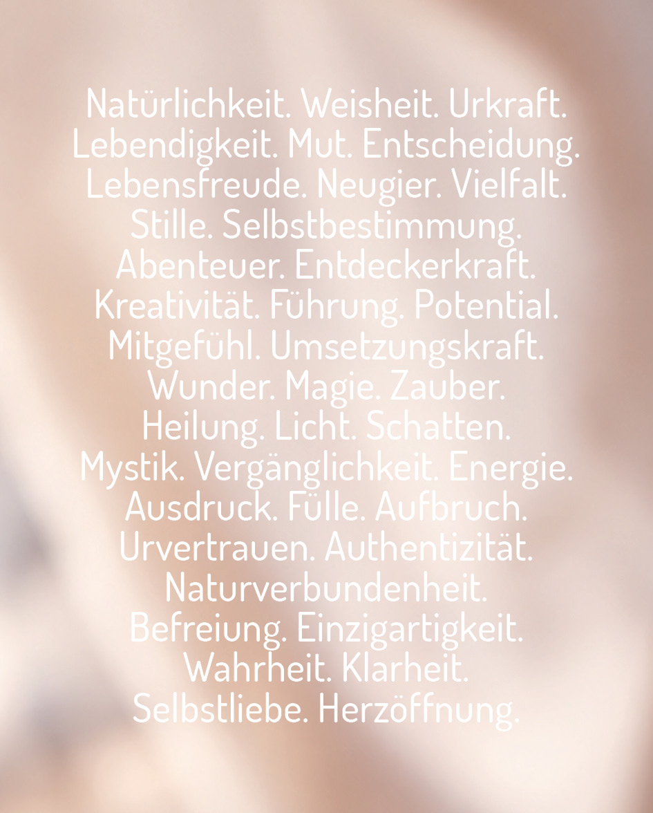 Waldbotschaft Katrin Sommer Natürlichkeit beiger Untergrund mit Text wie z.B. Natürlichkeit, Weisheit. Urkraft. Neugier. Abenteuer. Fülle. Herzöffnung.